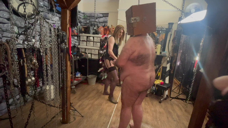Aaexperinces trans: Teil 1: Domina satana und herrin carrie nehmen den sklaven zu...