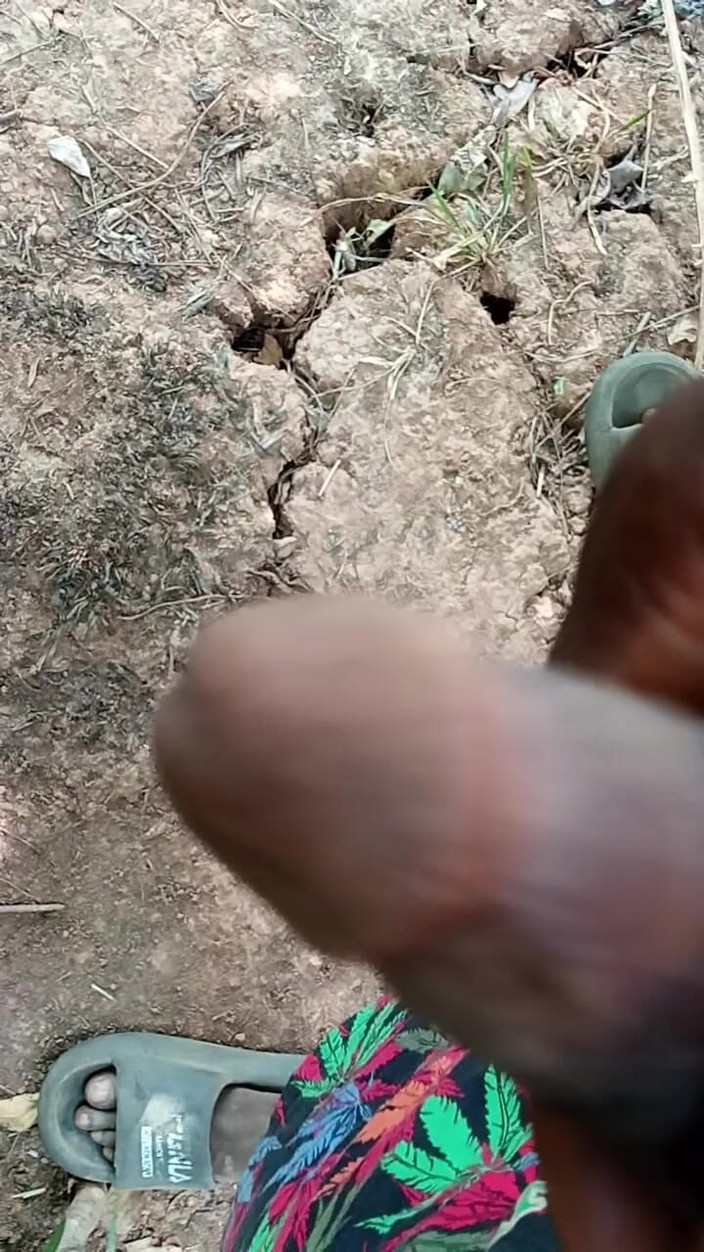 Kpekus arena: Ragazzo africano si masturba dentro il cespuglio