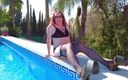 Mistress Jodie May: Travesti quente se exibindo e acariciando à beira da piscina