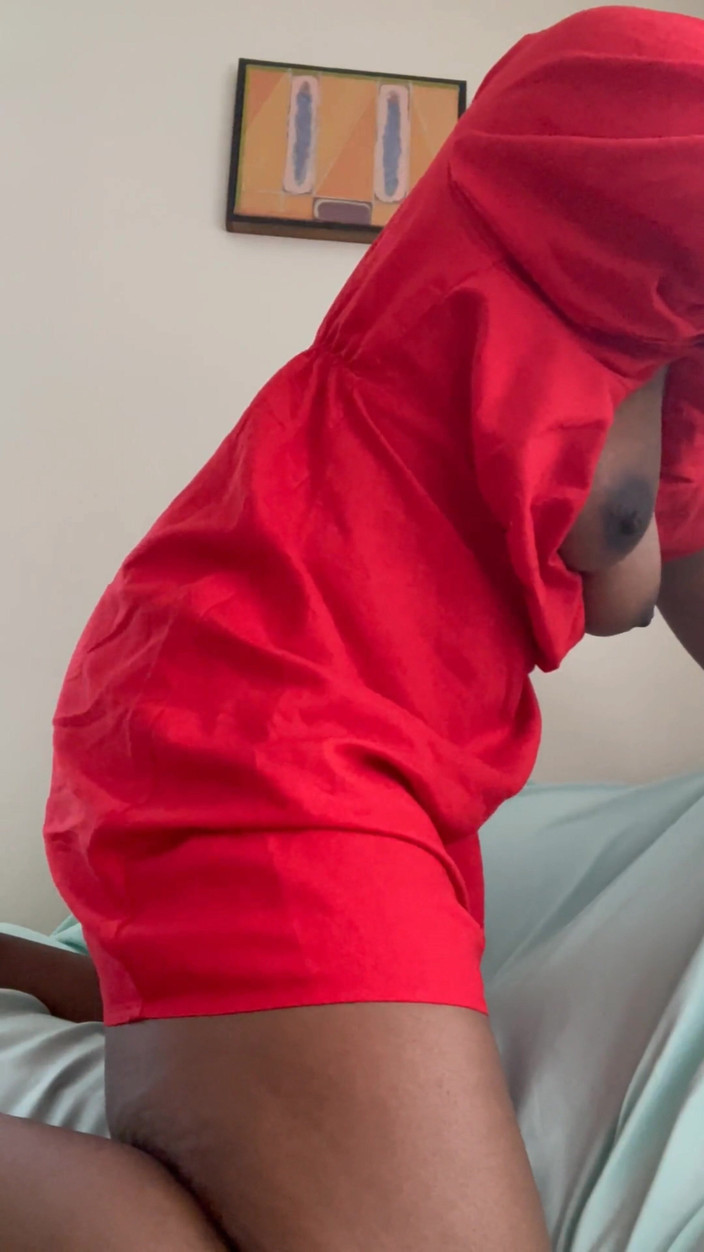 Super sexy ebony cuties: Spogliarello in abito rosso mani libere gocciolanti orgasmi scopata col...