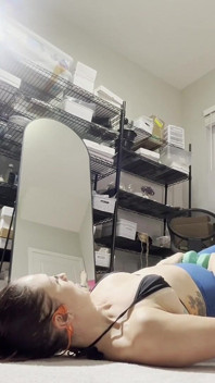 Petualangan fitness dickflash bagian 1 pamer badan di belakang teman sekamar baruku