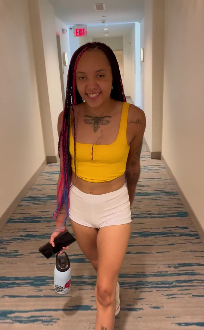 Slut me out: 彼女は自分が何に巻き込まれようとしているのか見当もつかなかった