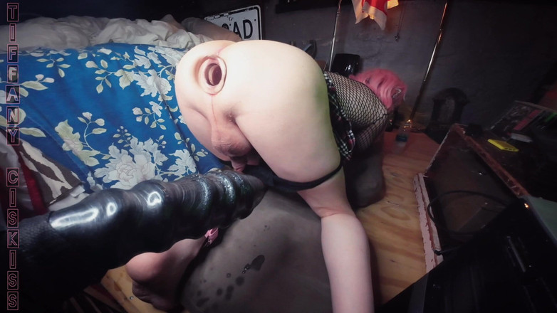 Tiffany Ciskiss: Jävla Sissy Ass på Xxl Ribbed dildo extrem anal insättning