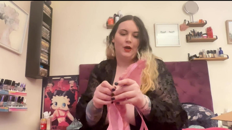 MissFFW: Ffw pronkt met haar nieuwe lingerievang, met verschillende poses