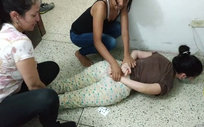 Selfgags Latina Bondage: गेम हारने वाले को सौतेली मम्मी और सौतेली बहन द्वारा पूरा इलाज दिया जाता है