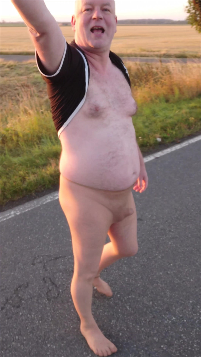 Carmen_Nylonjunge: Walk in Tights on the Country Road