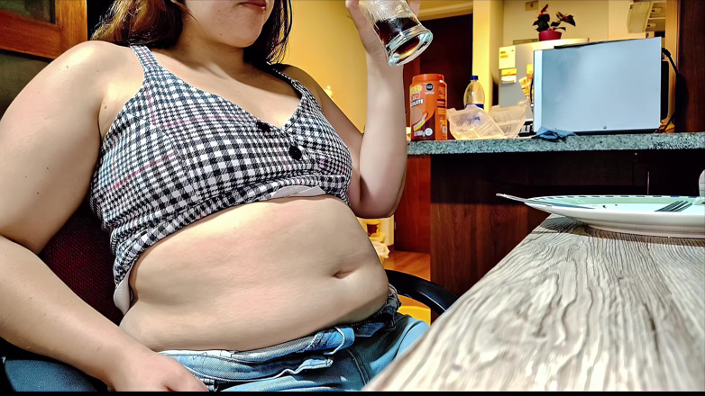 Nicole Passat: Nicole Menyumbat Perutnya Penuh - Burps & Belly Menggesel