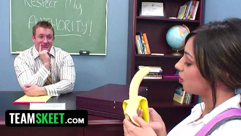 Team Skeet: Slender teen Sisi Sinz shows her cock sucking skills to...