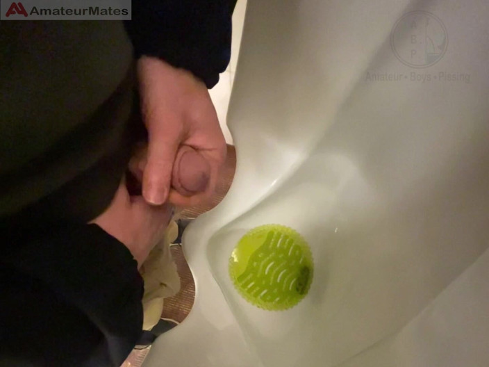 AmateurBoysPissing: Un tip roșcat amator prins pișându-se într-o toaletă publică - apoi se...