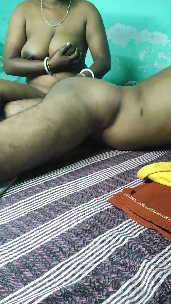 Riya darling: Bhabi India handjob dan muncrat di pantat