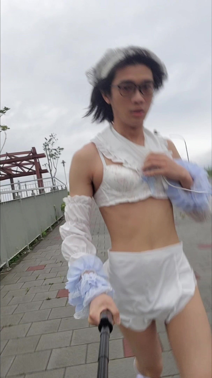 NotAFuta: パークのメイド・エキシビショニスト