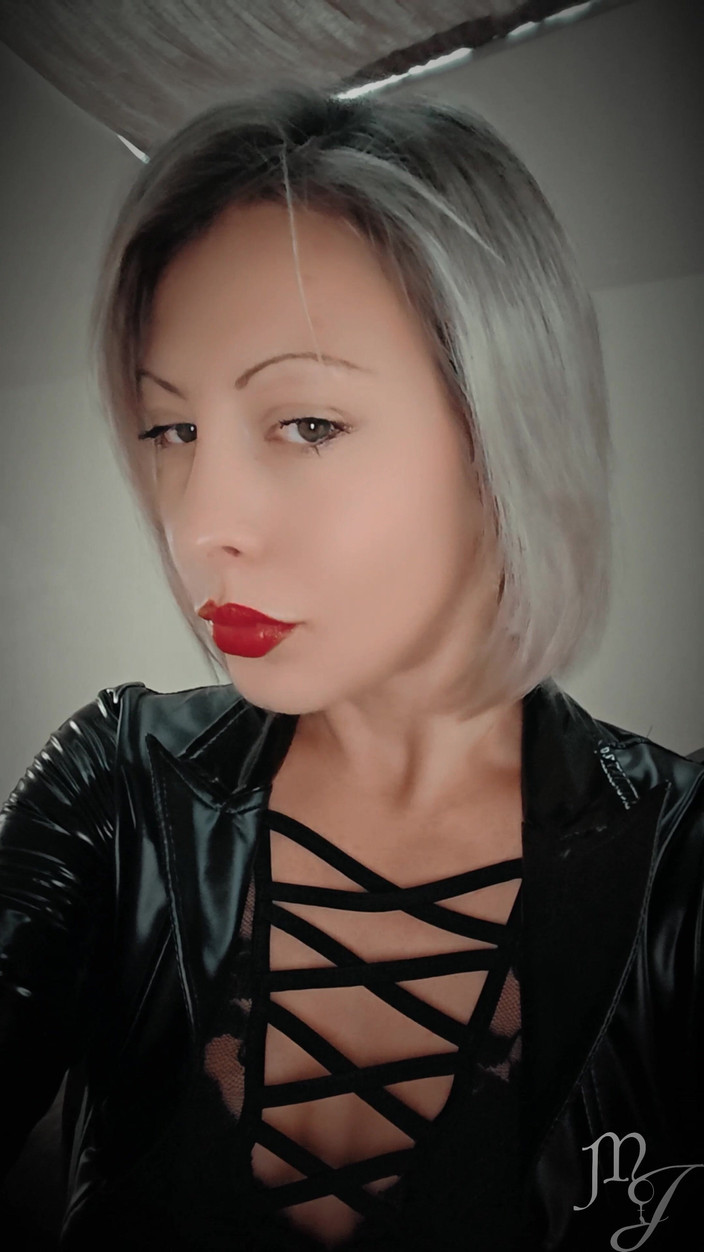 DeesseJulia: POV: Otrok u mých nylonových nohou - Paní Julia