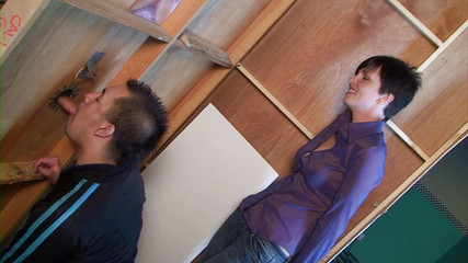 Male Dream: Chupando en el gloryhole mientras chica está mirando