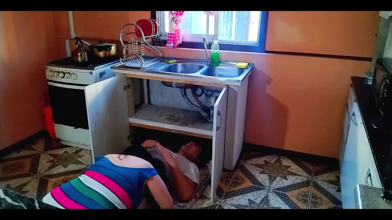 BBW Kelly Mom: Azgın bir kadın tesisatçıyı baştan çıkarıyor.