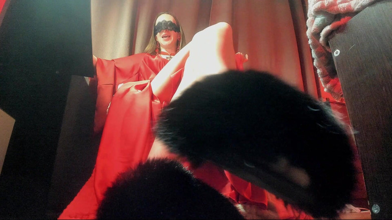 Skinny_lady69: Antrenamentul sclavului Slippers pufoase