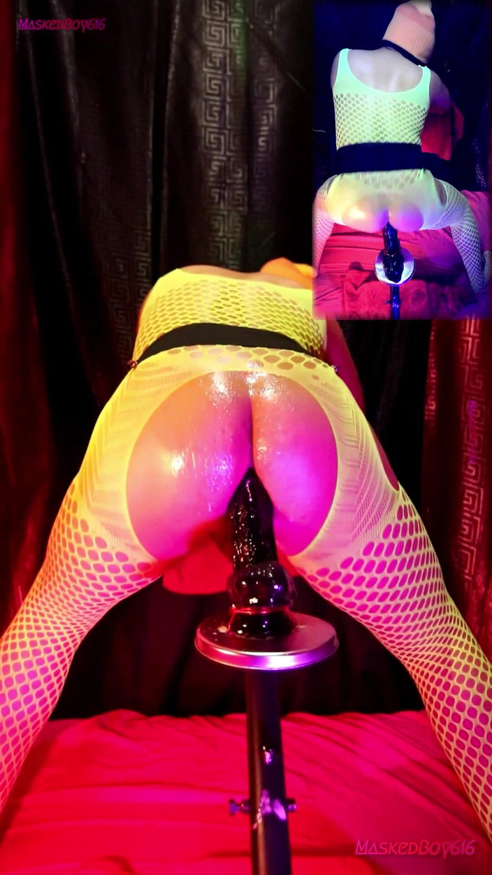 Maskedboy616: 기름진 엉덩이를 튕기며, 노란색 형광 란제리 3