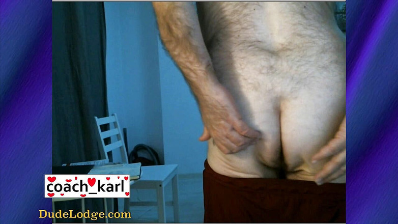 Coach Karl dude lodge: Trenér Karl má hladký jako hedvábný zadek