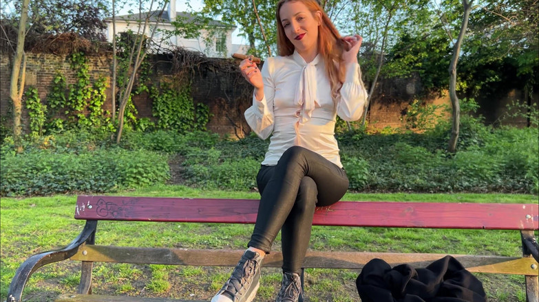 Liz Rainbow: Liz Rainbow açık havada flor de oliva puro içiyor