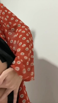 授業後に自分自身を指で運ぶ女の子