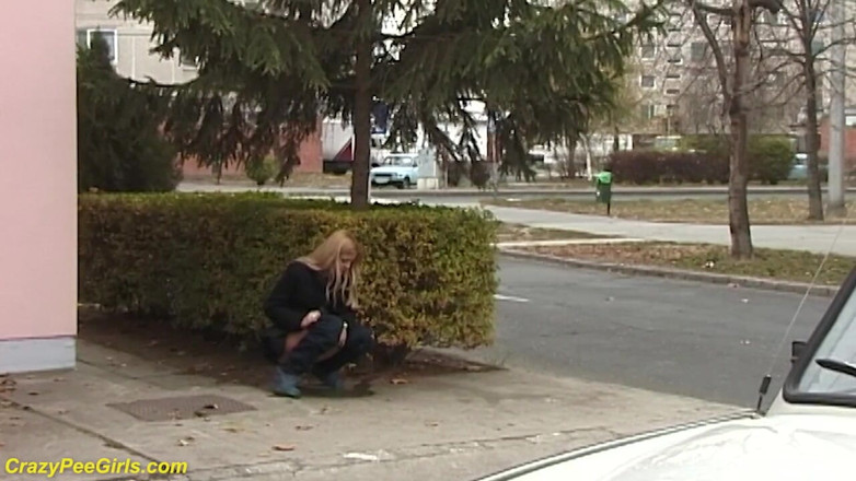 Crazy pee girls: Beauty pissing on street behind bushes