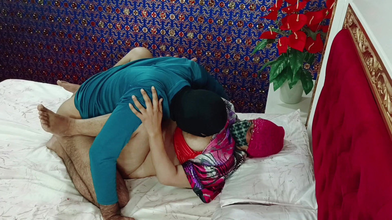 RajuIndianPorn: Индийскую бхабхи с большой задницей жестко трахнул ее Devar
