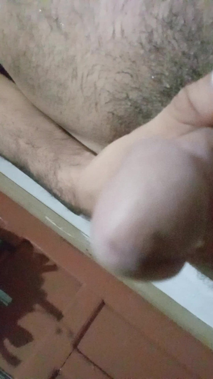 Cute boy jerks off: L'uomo è uscito dal bagno per prendere una cannuccia nella sua...