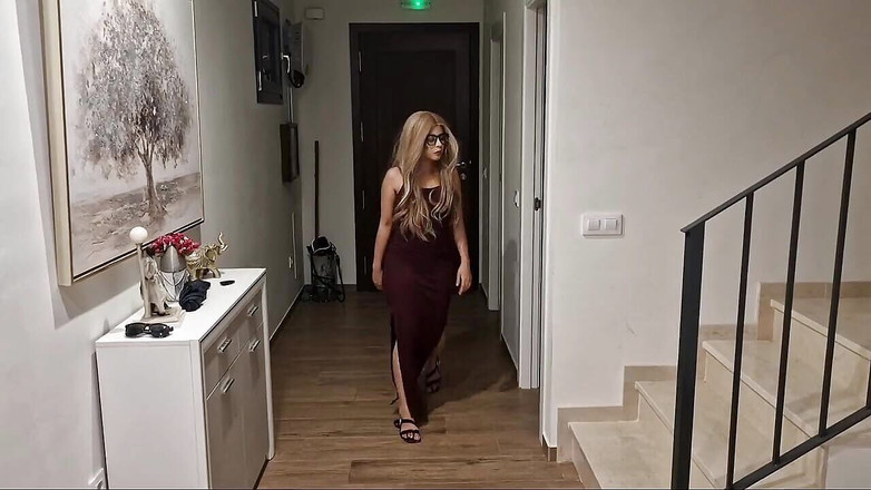 Latinascachondas: Ze komt douchen, maar zuigt uiteindelijk aan mijn pik