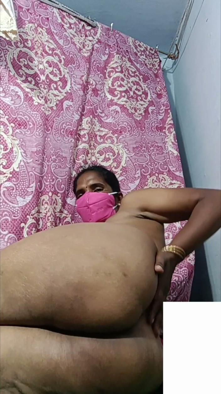 Jayaselvi: Pepek seksi menunjukkan dalam panggilan video