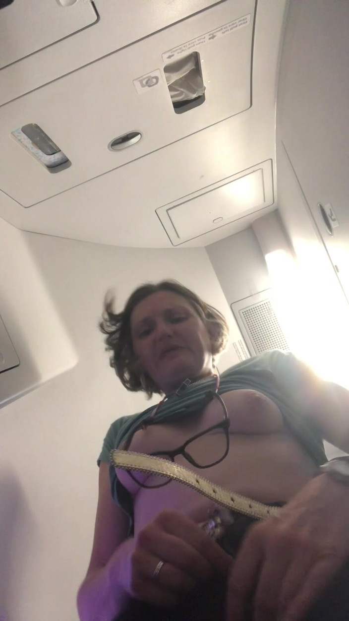 MistressWriggler: Enorme Piscio in Aereo Dopo Averlo Tenuto per Quattro Ore!