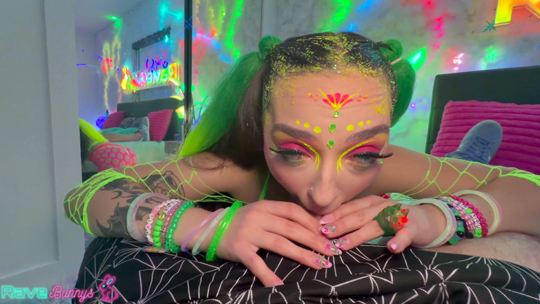 Rave Bunnys: Scarlett rosewood kniet in netzstrümpfen nieder und streichelt brian Omallys...