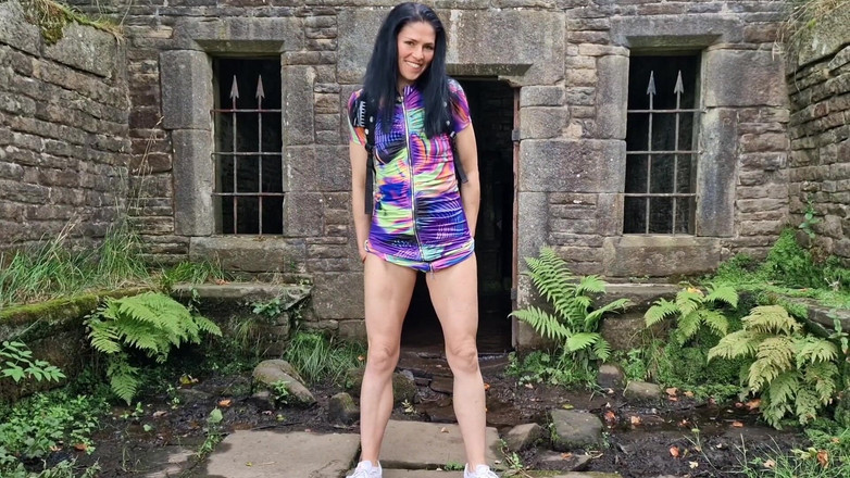 Nicky Brill: Çıplak açık havada genişliyor ve işiyor