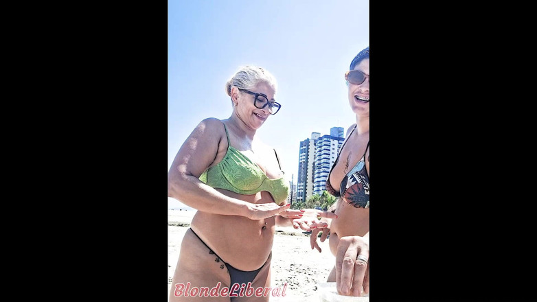 BlondeLiberal: Diciendo tonterías y exfoliándose en la playa con su amigo...
