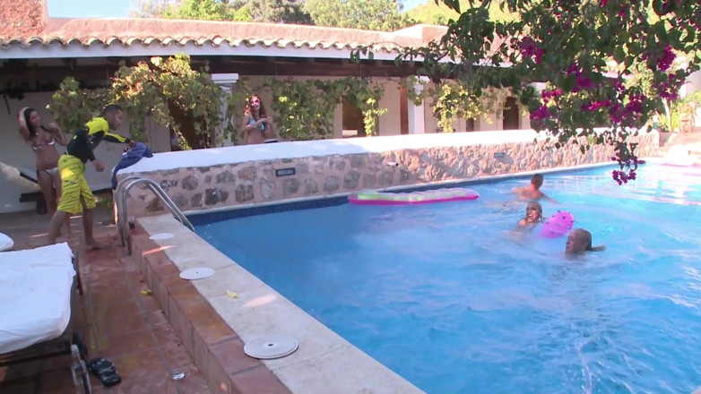 Saboom: Ibiza pool party se mění v ruch plný zábavy