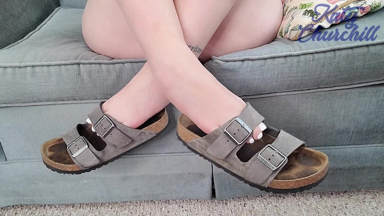 Katy Churchill: Menggodamu dengan birkenstocks yang menjuntai