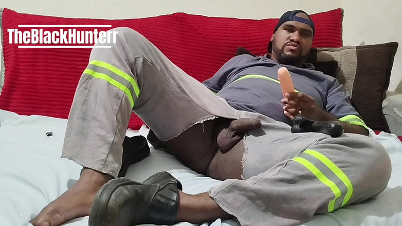 TheBlacKHunterr: Sam w domu, masturbująca się i dochodząca w butie z