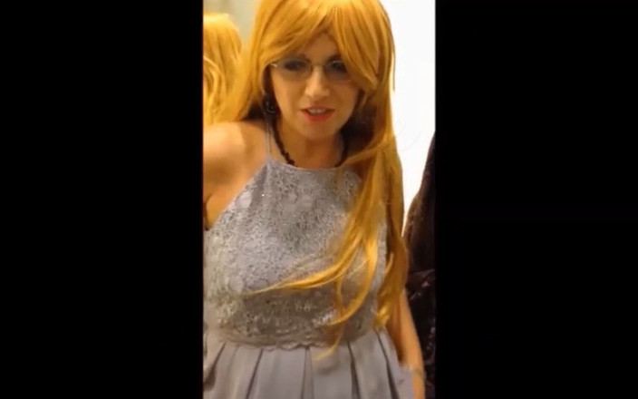 Sahne-Schnittchen: 我穿上内裤让内裤弄湿了