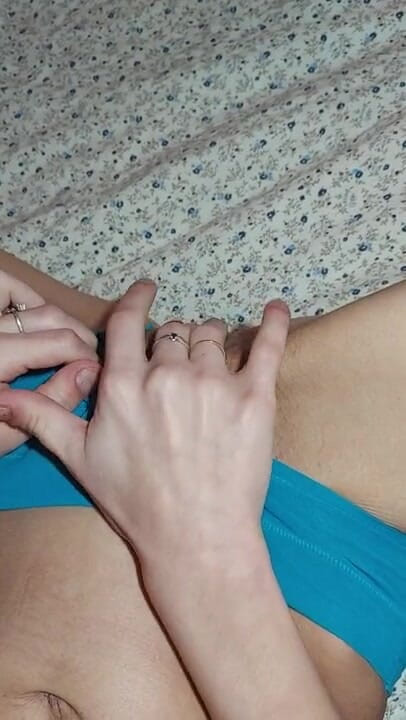 Wet Pussy Fuck: Eerste 18-jarige masturbatie nat poesje en nat slipje