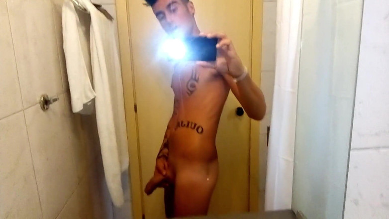 Idmir Sugary: Un mec du Moyen-Orient se branle dans les toilettes de...