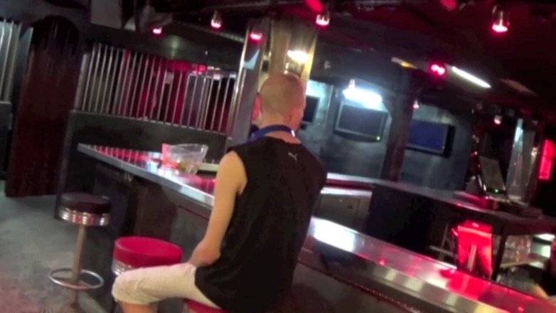 Gaybareback: 在酒吧里被disret bisexeuel男孩性交