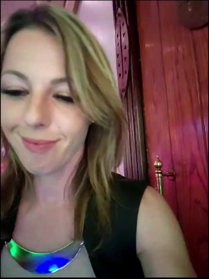 Anati Brown And Nasty S: La miLF si mostra e gioca con la figa nel...