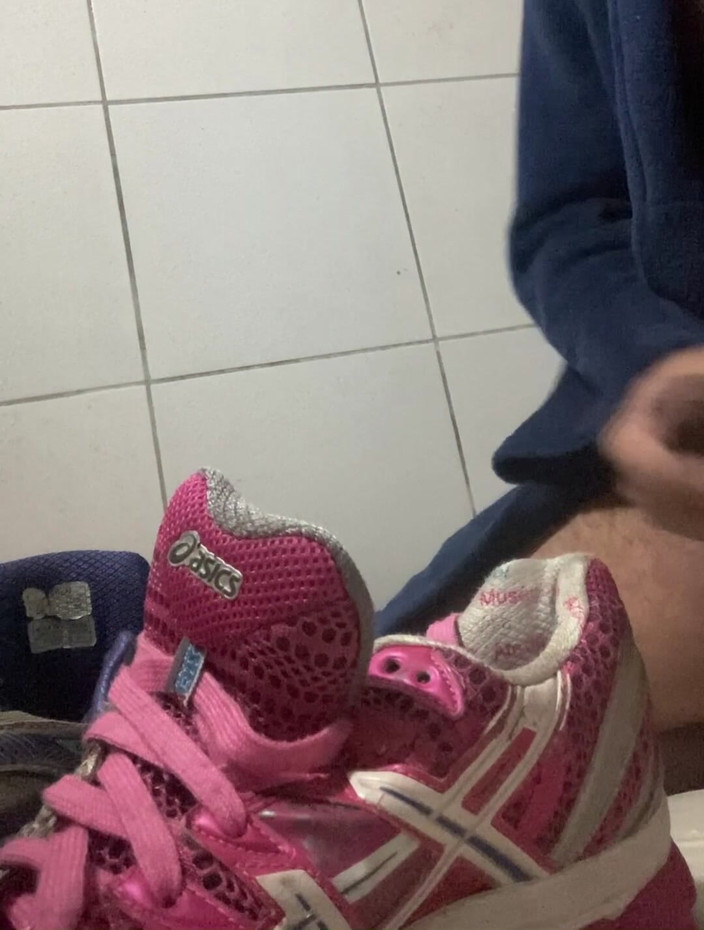 Sneakerfetish_BR: Трахаю мої жіночі кросівки