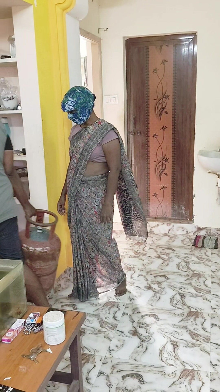 Thesana: Manželka v domácnosti šuká poslíčka s plynovými válci