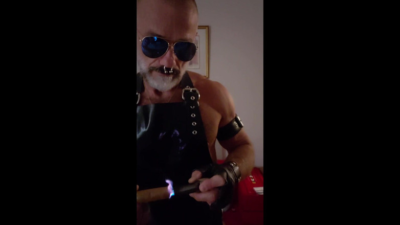 MusclesCigarsFFPig: Allumage Du Cigare En Latex