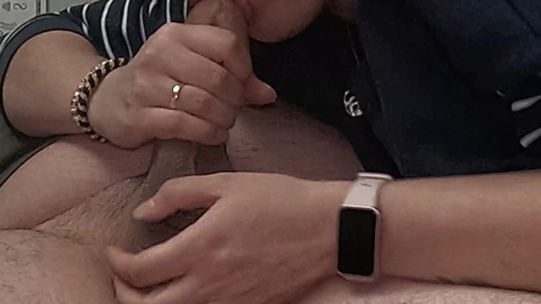 Chu-Chubi: Amateur-blowjob-mädchen lutscht schwanz, bis ich in ihren mund komme