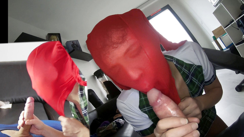 Nylon Xtreme: Katy chica universitaria aprende a mamar en medias