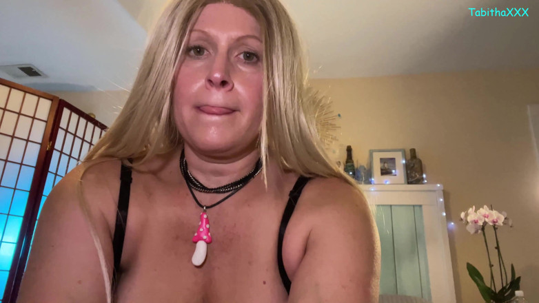 TabithaXXX: 음란한 배다른 아들 따먹고 새엄마 따먹기