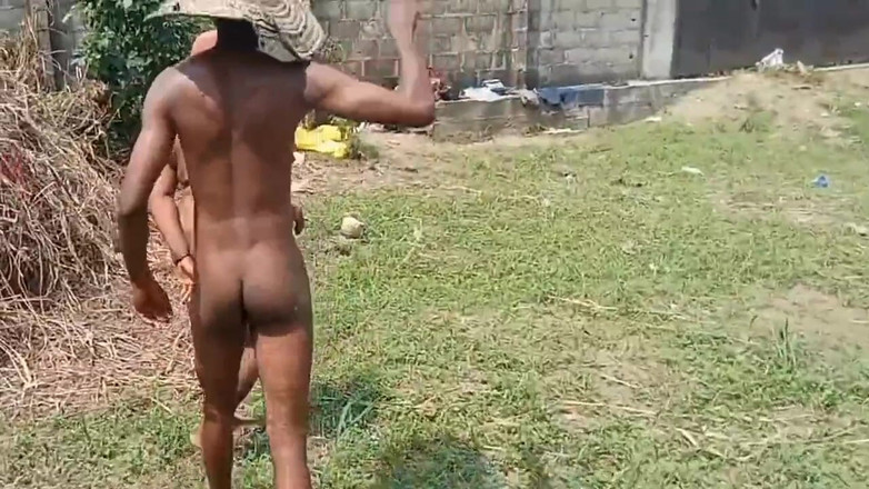 Fukalistik: Adam und eve ficken im outdoor-dorf