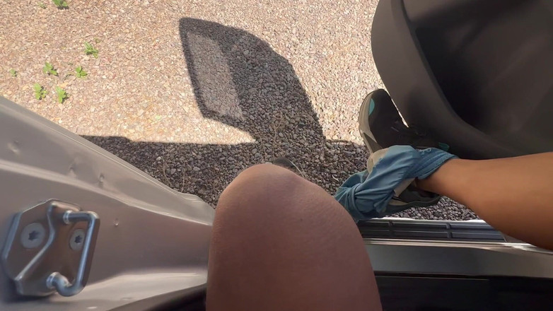 Extremalchiki: 야외에서 벌거벗은 자위