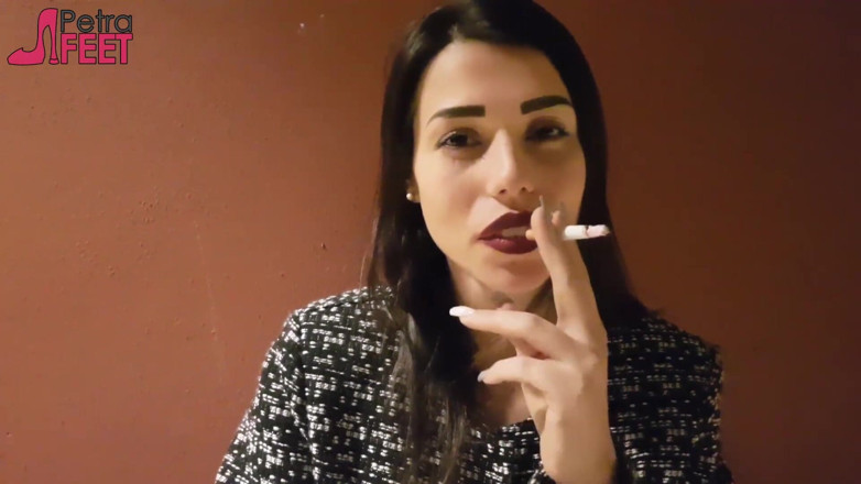 Smokin Fetish: Fabulous brunette likes smoking outdoors