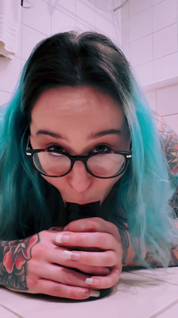 Elizabeth Hunny: Masturbasi sendirian di kamar mandi dengan memek berbulu